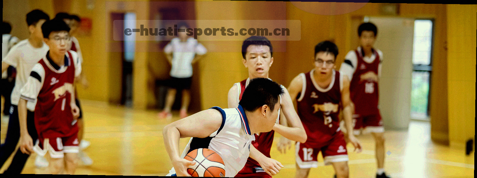 天山剪影与星空长幅，边缘渐隐融入深空灰